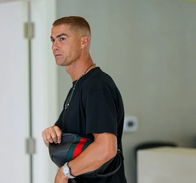 Em busca do gol 1000, Cristiano Ronaldo se reapresenta com visual acaju; veja