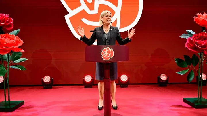 Suède : la gauche remporte de justesse les législatives, le défi des alliances commence