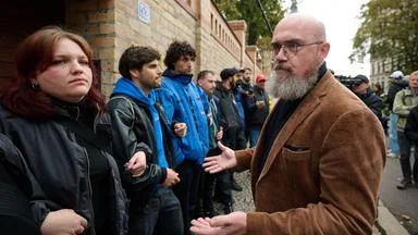 Studenten versperren AfD-Politiker Zutritt zu Synagoge