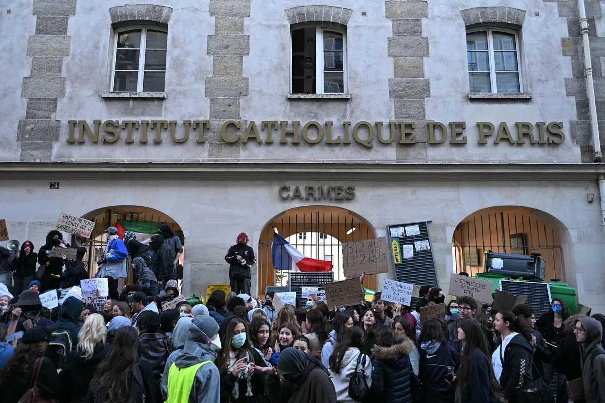 « Privilégiés mais solidaires » : pour la première fois, la Catho de Paris bloquée par ses étudiants