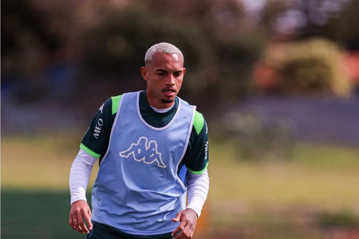 Hélio dos Anjos revela negociação frustrada com artilheiro da Série D e cita disputa de Sport e Goiás