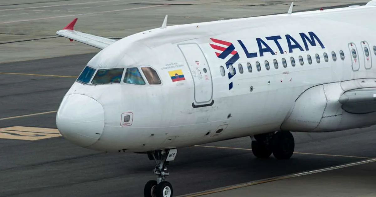 Passageira é retirada de voo e publica ataques raciais contra comandante da Latam