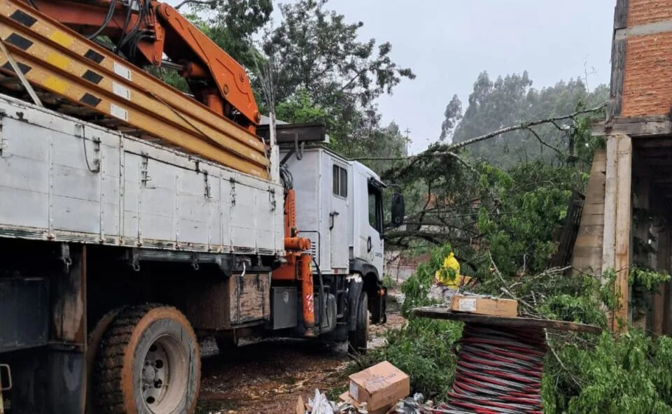 Após fortes temporais e estragos, quase 12 mil imóveis seguem sem luz no Vale do Ribeira