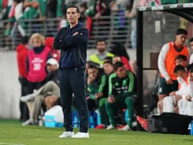Chile strikes twice after halftime to beat Mexico 2-0. Woes deepen for Márquez