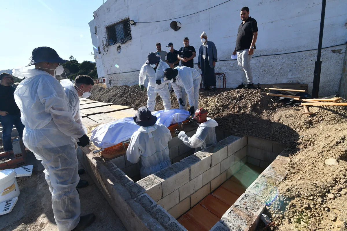 Ceuta entierra a los primeros migrantes fallecidos en la avalancha en El Tarajal