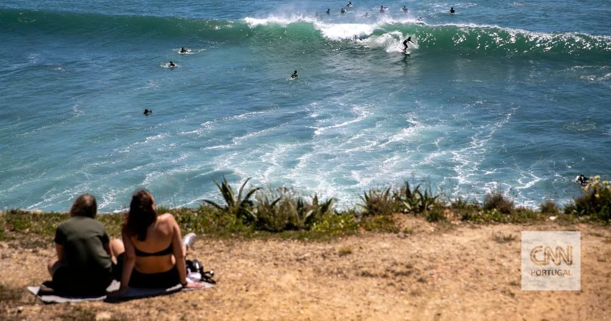 Calor aperta com máximas de 38 graus e 15 distritos sob aviso amarelo