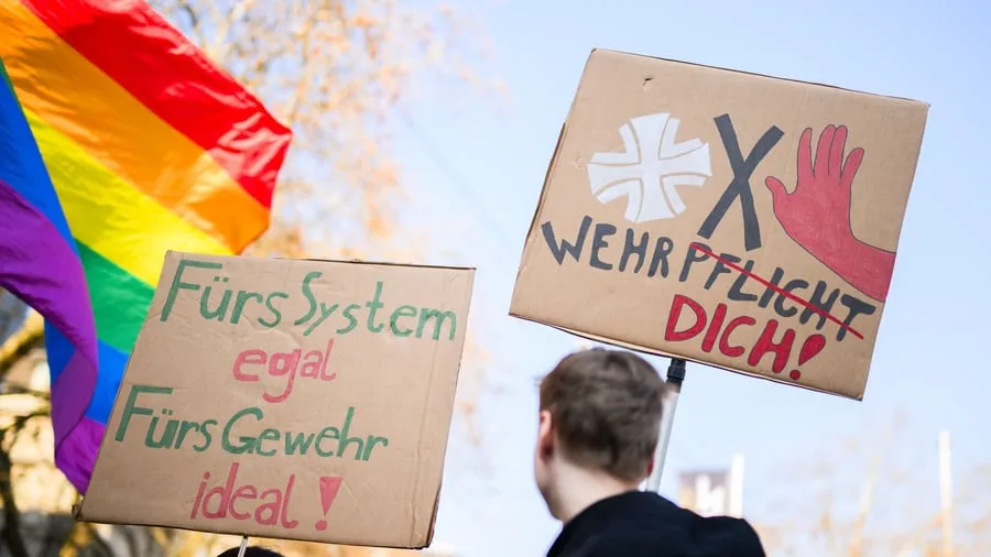 Anwalt erklärt: Wehrpflicht-Streik: Diese Rechte haben Schüler und Azubis