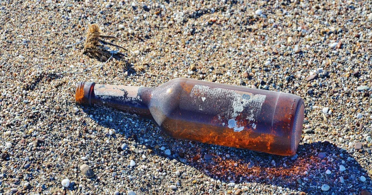 Brésil. Elles construisent une maison avec 8 000 bouteilles en verre et des déchets ramassées sur les plages