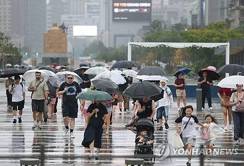 수도권·강원 소나기…비 그친 뒤 후덥지근 폭염, 낮 최고 36도