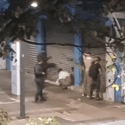 PMs agridem jovens com chutes e batem cabeça de rapaz contra porta em abordagem