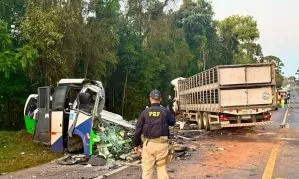 Acidente com micro-ônibus no interior do Paraná deixa 23 mortos e cinco feridos
