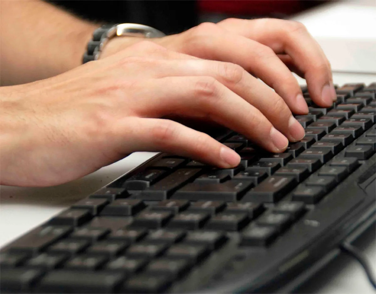 Grandes editoriales de Estados Unidos usan IA en secreto y sus empleados se rebelan