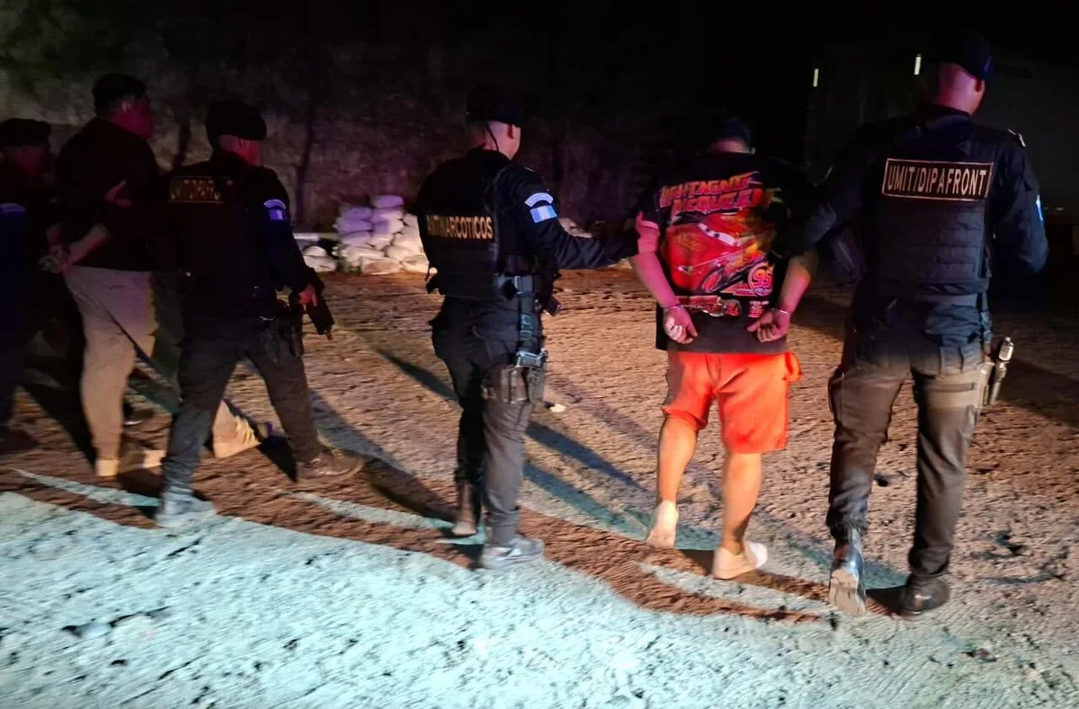 Guatemala: Agentes de la PNC capturan a dos hombres por trasladar a seis migrantes en El Progreso