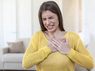 Quel est ce syndrome du cœur heureux qui a failli coûter la vie à cette femme ?