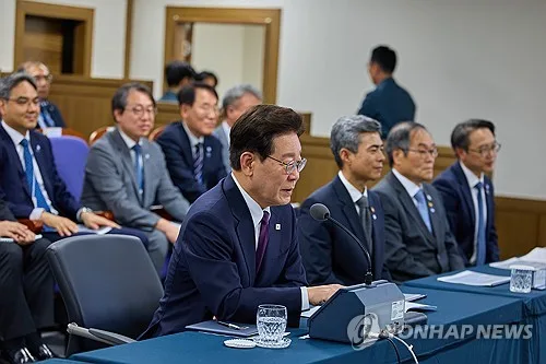 李대통령 "'좌아하게' 주장하고 설득하는 게 진짜 이기는 길"