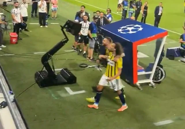 Un futbolista de Fenerbahçe provocó a los hinchas de Lyon y desató una batalla campal en los playoffs de la Champions League