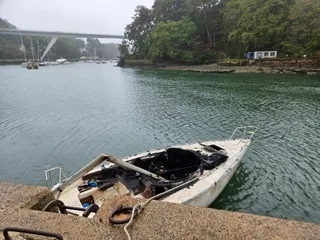 Le corps d’une femme retrouvé à bord d’un voilier brûlé en Bretagne