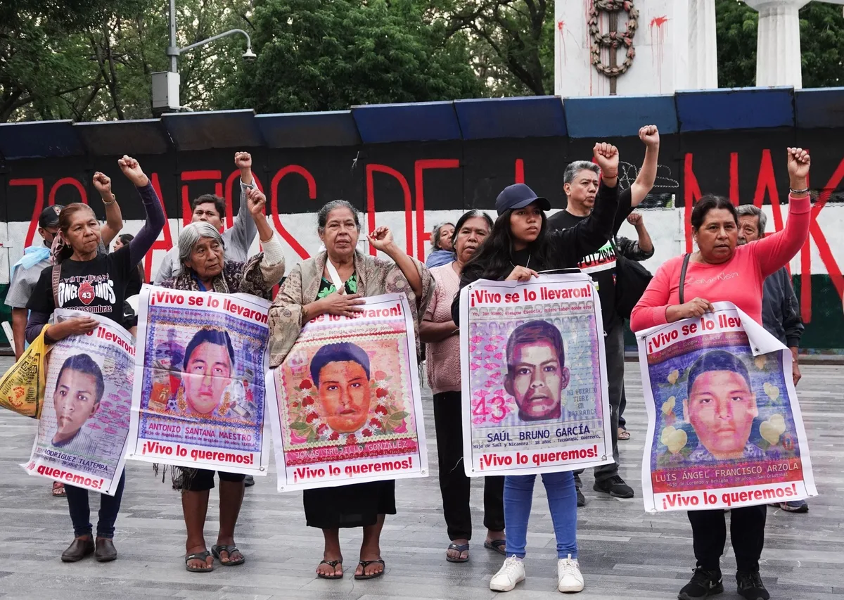 Ayotzinapa: piden que papás de los 43 reciban pago millonario por sanción a empresa de armas alemana ligada a caso