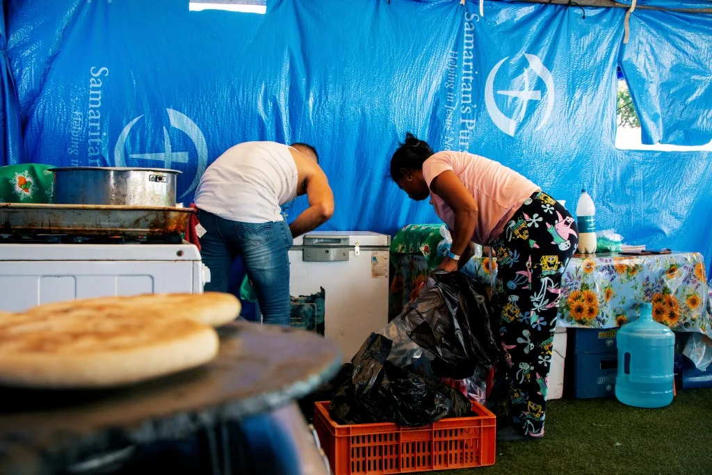 Sobrevivientes del doble sismo reconstruyen sus negocios entre las carpas del estadio César Nieves