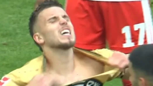 Aus Frust - Demirovic zerreißt sein Trikot!