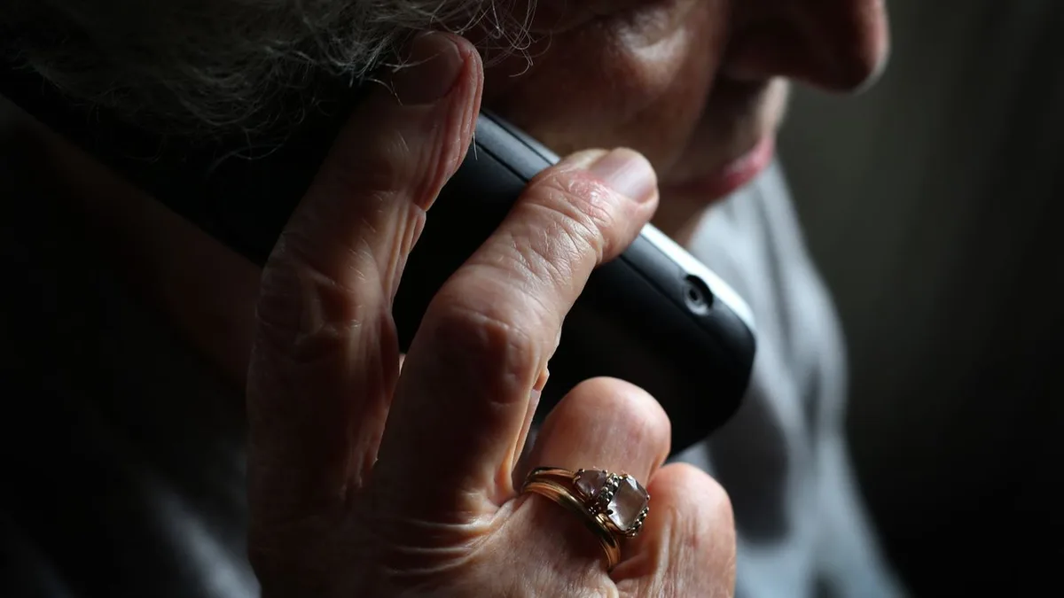 Fünfstelliger Betrag: Schockanruf: Seniorin verliert Gold und Schmuck an Betrüger