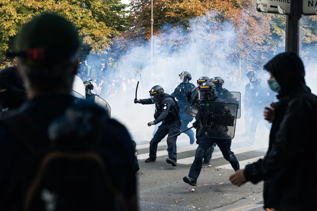 Propos racistes contre les lycéens, clés d’étranglement, placages ventraux… La LDH dénonce une « dérive globale de l’Etat de droit »