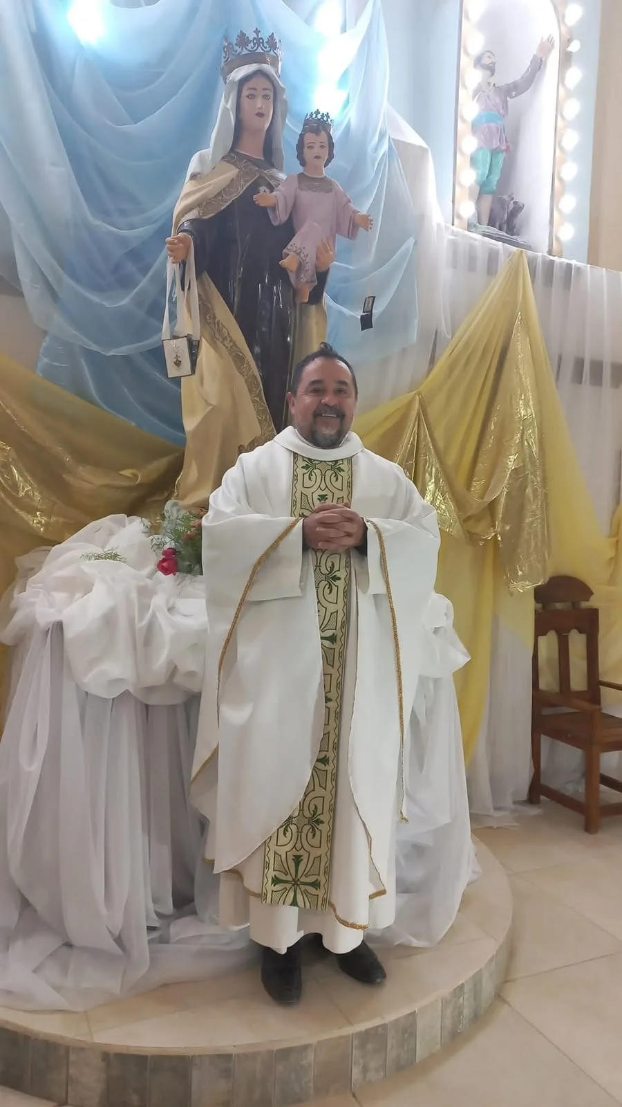Un sacerdote chocó a un grupo de jóvenes y huyó: dijo que no se había dado cuenta porque iba con la música alta