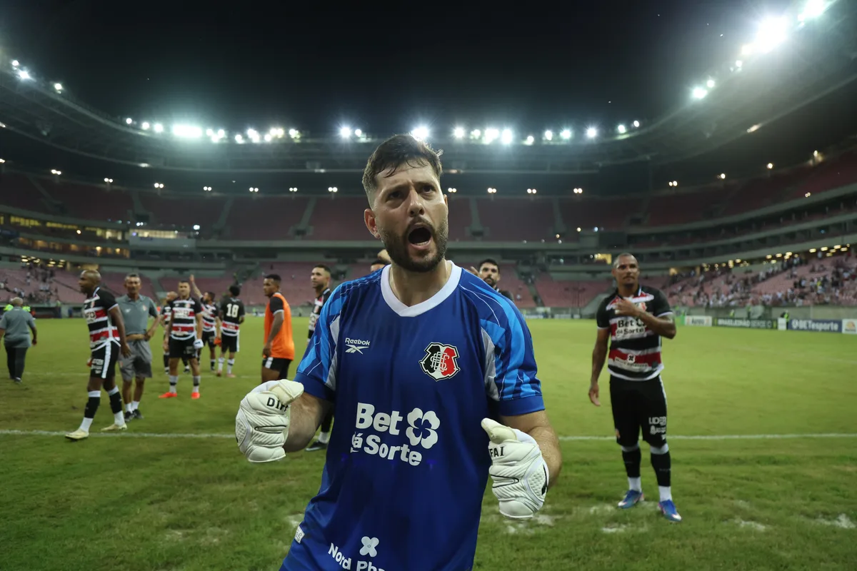 Thiago Coelho dá volta por cima e se firma como goleiro titular do Santa Cruz