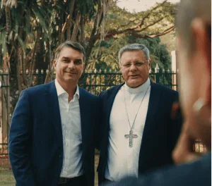 Flávio visita arcebispo de Brasília e recebe imagem de Nossa Senhora Aparecida