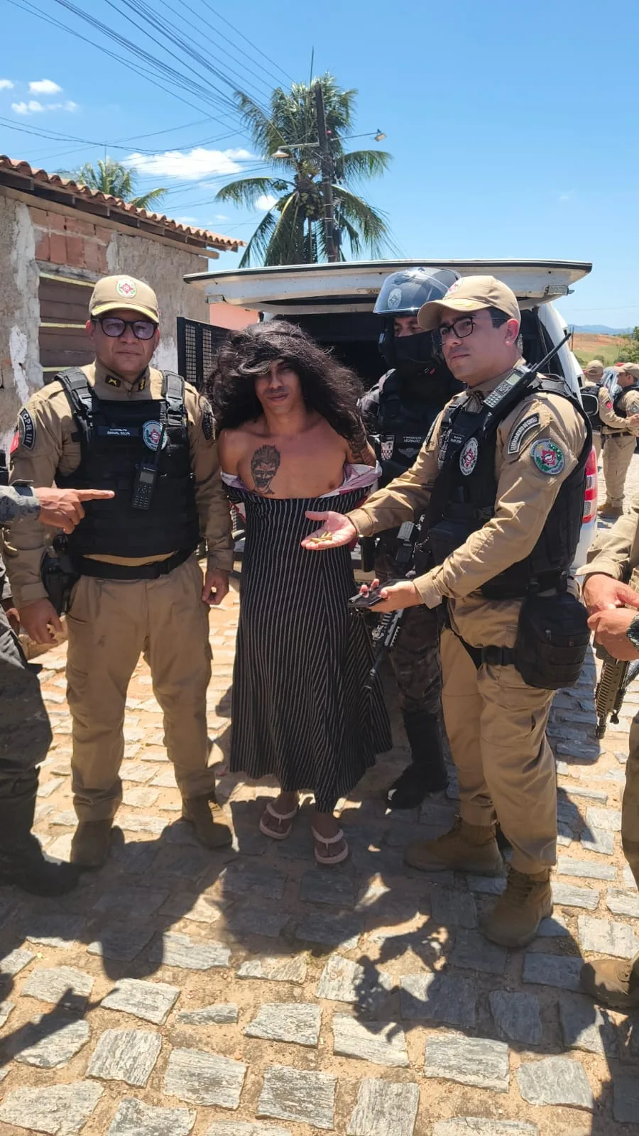 Após 2 dias de buscas, investigado por homicídios é preso após tentar fugir vestido de mulher e com criança no colo na PB