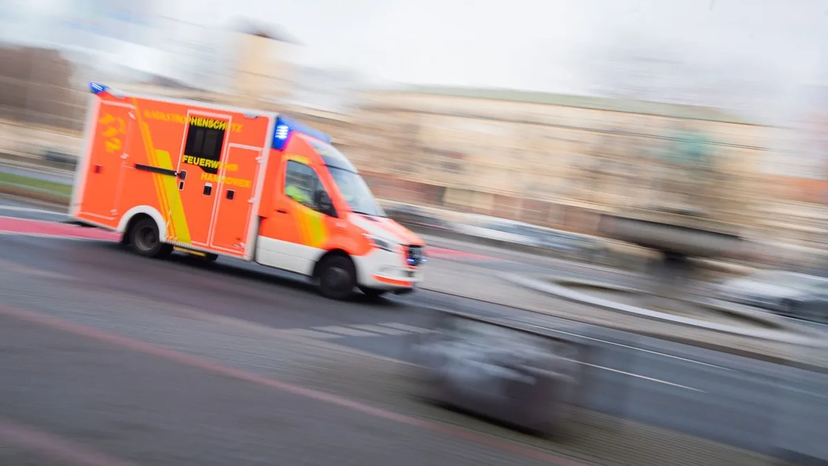 Tödlicher Unfall: Kollision bei Abbiegemanöver – Beifahrerin stirbt