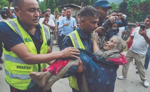 Nepal sube a 553 los fallecidos por riada; rescata a 117 turistas extranjeros de la zona cero
