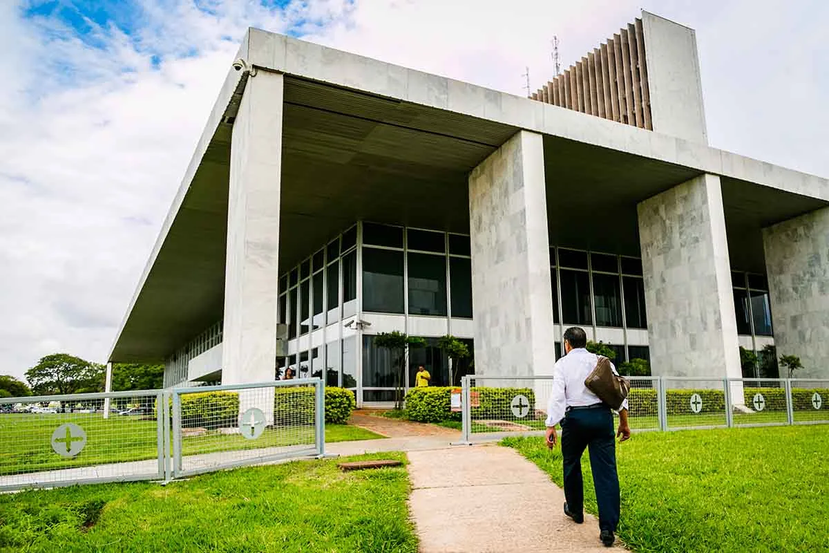 Confira a agenda dos candidatos ao governo do DF deste domingo (30/8)