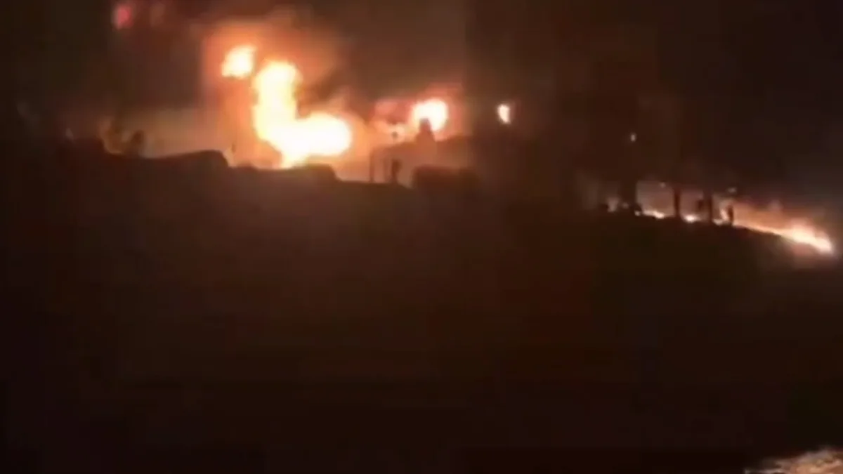 El régimen de Irán reportó que un superpetrolero se incendió tras chocar con una mina marítima en Ormuz