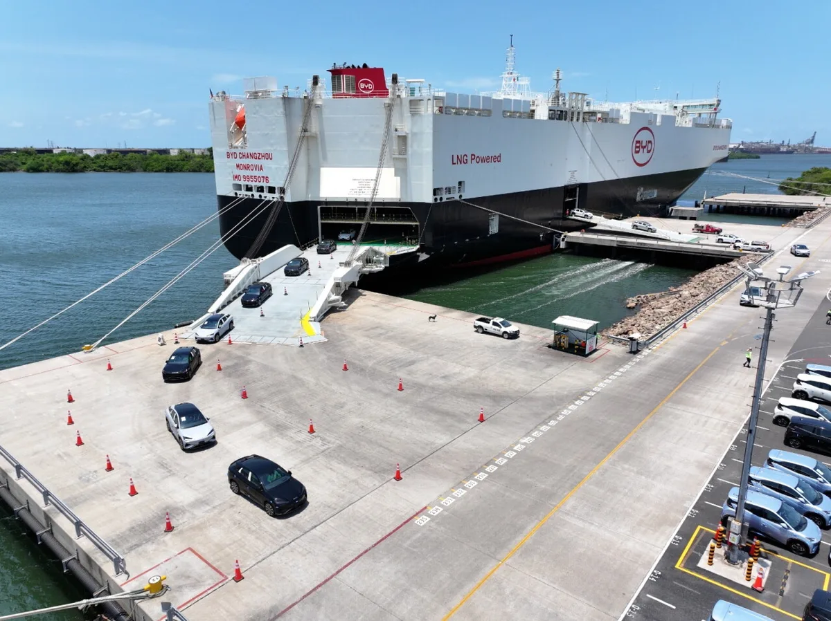 El arancel de 50% enfría el negocio de importar autos chinos y el puerto de Lázaro Cárdenas es muestra de ello