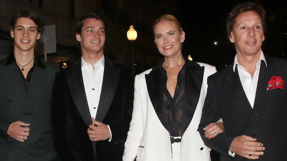 Valeria Mazza eligió un esmoquin blanco con encaje negro y posó con Alejandro Gravier y sus hijos Tiziano y Benicio