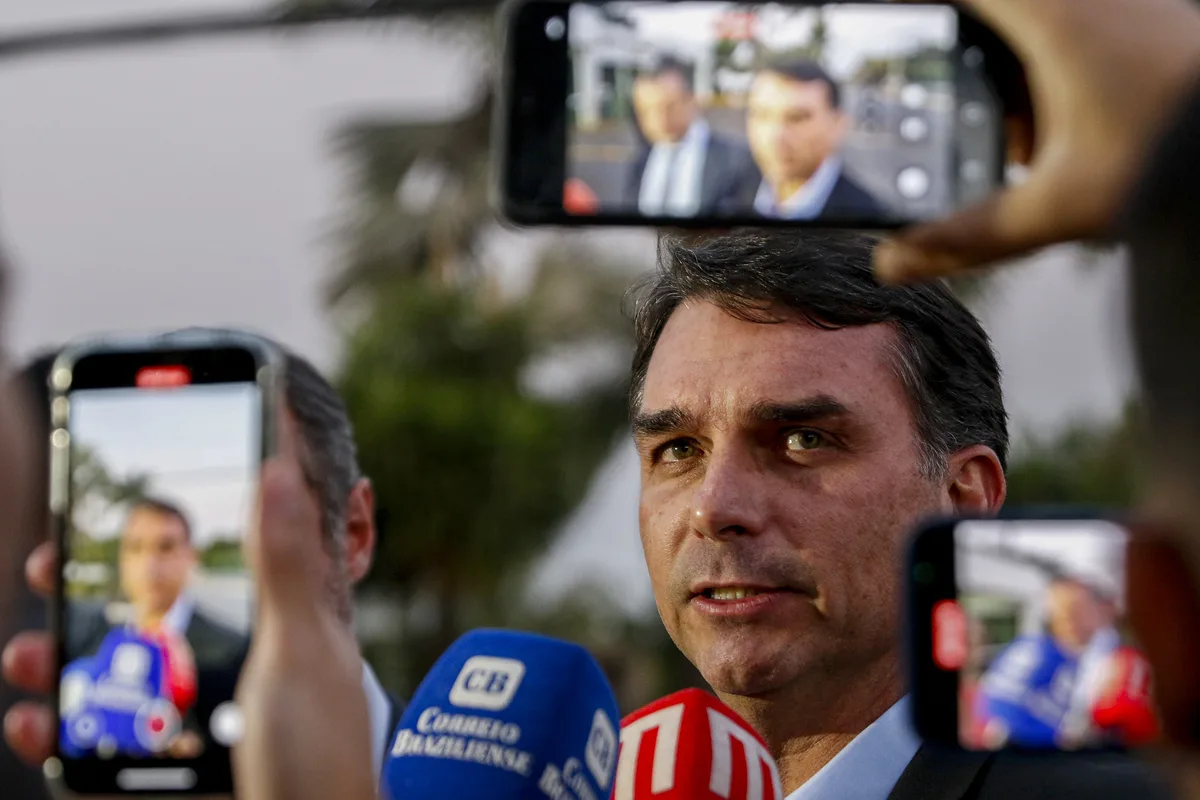 Defesa de Flávio pediu quatro vezes para transferir investigação de Dark Horse de Dino para Mendonça