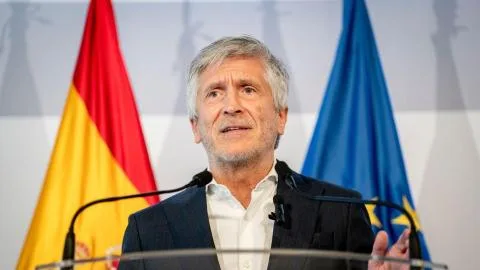 Marlaska pide a la Unión Europea el apoyo de Frontex para identificar a los migrantes que siguen en Ceuta