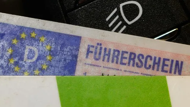 «Rücksichtslose Fahrweise»: Auto rechts überholt - Motorradfahrer schwer verletzt