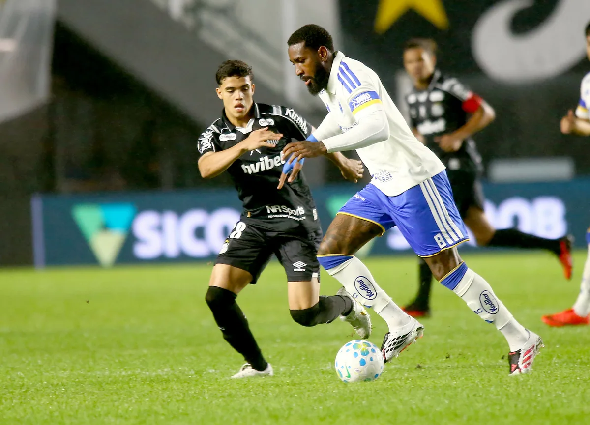 Análise: Cruzeiro joga mal, escapa de goleada e mostra postura de fim de temporada