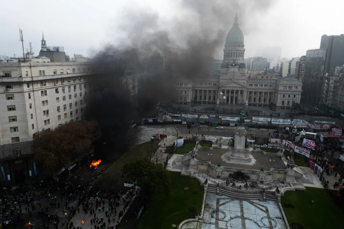 Protesta por la Ley Bases: la Justicia avaló llevar a juicio a un acusado por los incidentes frente al Congreso