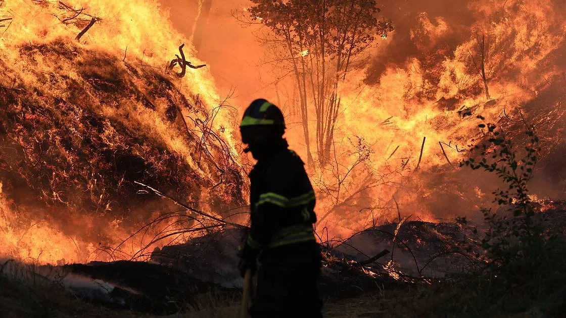 Quatro principais fogos mobilizam quase 1.000 operacionais