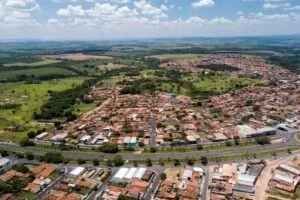Anuência de morador valida cobrança de taxa mesmo em lote irregular, decide STJ