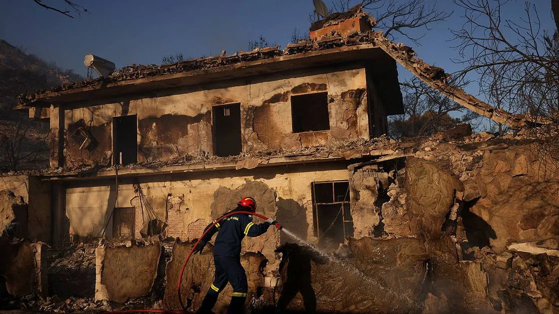 Controlados incêndios na ilha de Salamina na Grécia
