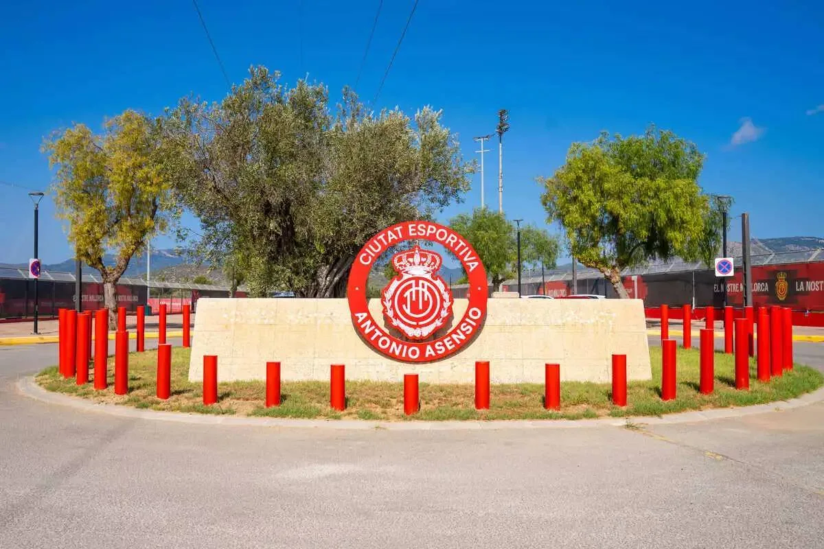 Detienen a dos canteranos del Mallorca por grabar relaciones sexuales con una menor sin su consentimiento
