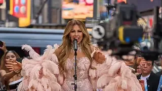 Thalía canta “Así fue” de Juan Gabriel en Nueva York y las redes no la perdonaron