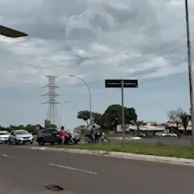 Semáforos apagados há dias preocupam motoristas e pedestres