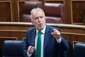 Torres pide regular los regalos a cargos públicos y compara las joyas de Zapatero con una caja de productos típicos