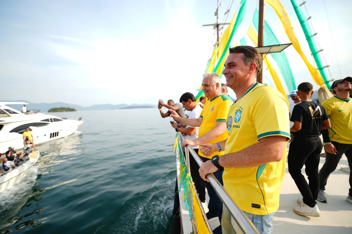 Flávio Bolsonaro faz aceno ao Nordeste durante barqueata no Rio