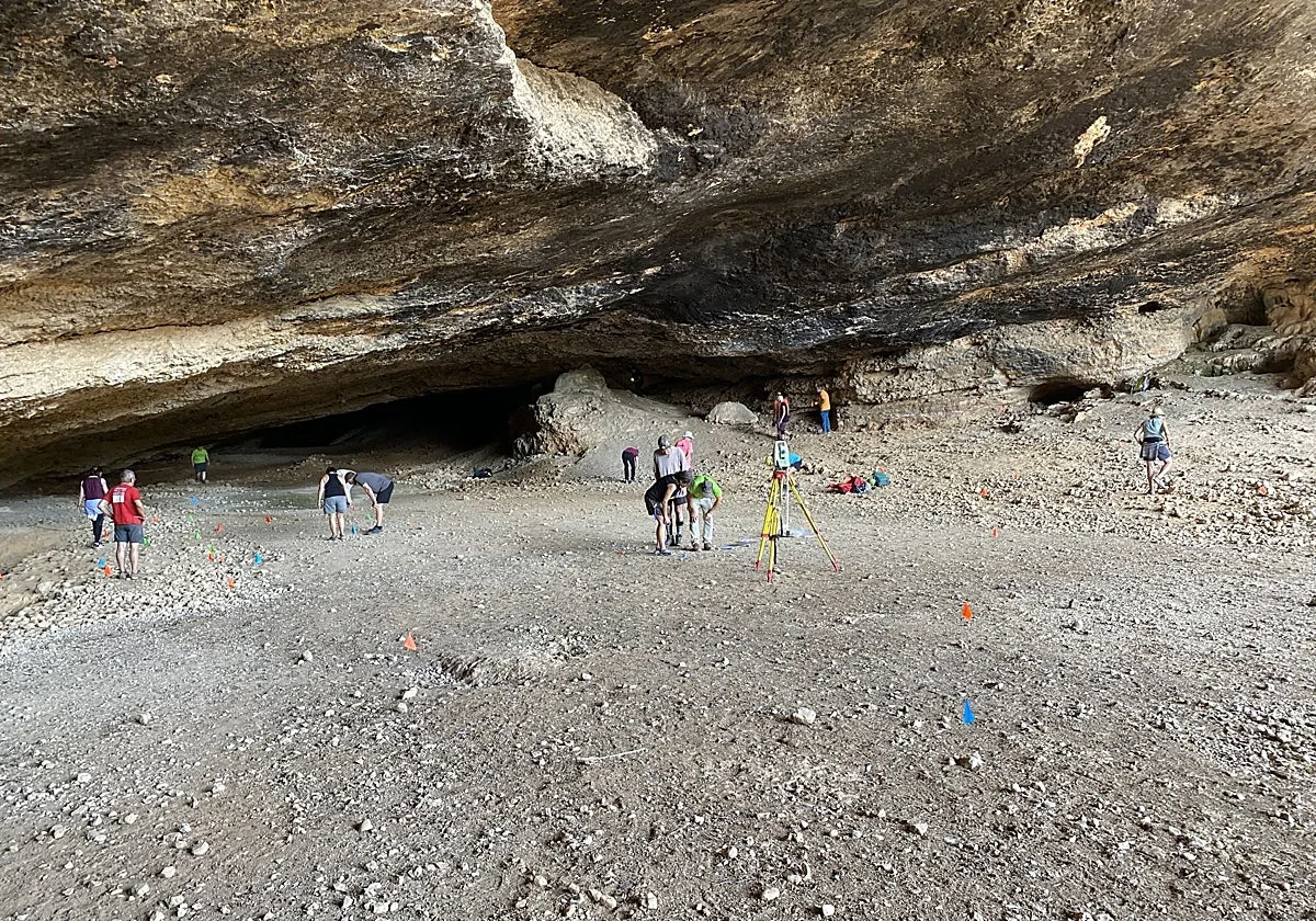 La caza hace 15.000 años en la cueva de Chaves se adaptaba al animal, la estación y el paisaje